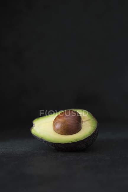 Metà avocado fresco — Foto stock