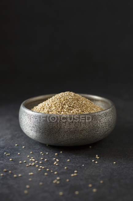 Quinoa verde in ciotola di metallo — Foto stock