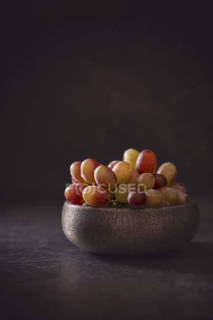 Чаша со свежим виноградом — стоковое фото
