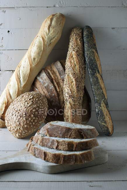 Различные хлеба и ломтики — стоковое фото