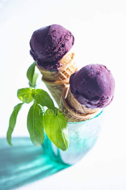 Crème glacée açai en cônes — Photo de stock