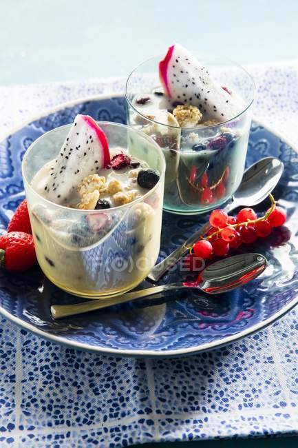 Postre de yogur con pitahaya - foto de stock
