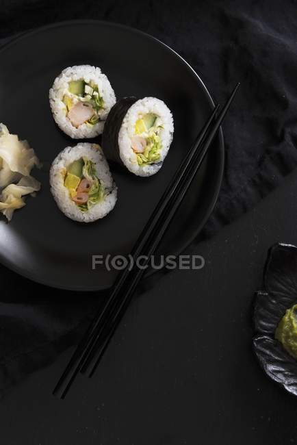 Maki sushi à l'avocat — Photo de stock
