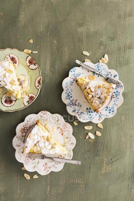 Trois tranches de gâteau aux amandes — Photo de stock
