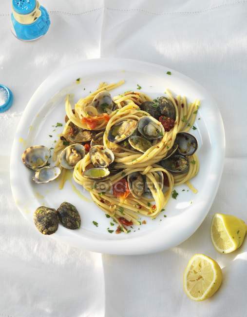 Linguine pasta with clams and lemons — Stock Photo