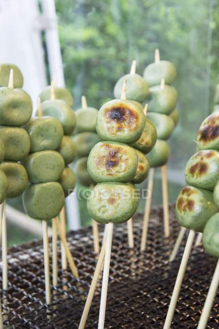 Vista close-up de chá verde grelhado Dangos em espetos — Fotografia de Stock