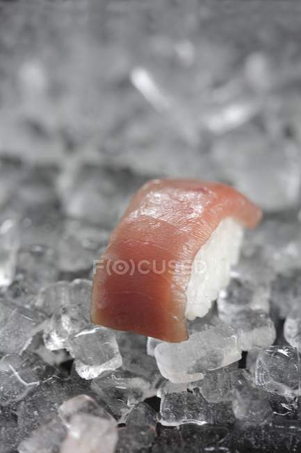 Nigiri sushi con atún - foto de stock