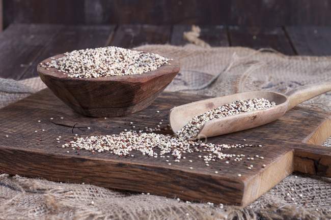 Барвисті квіноа насіння на дерев'яну шахівницю — стокове фото