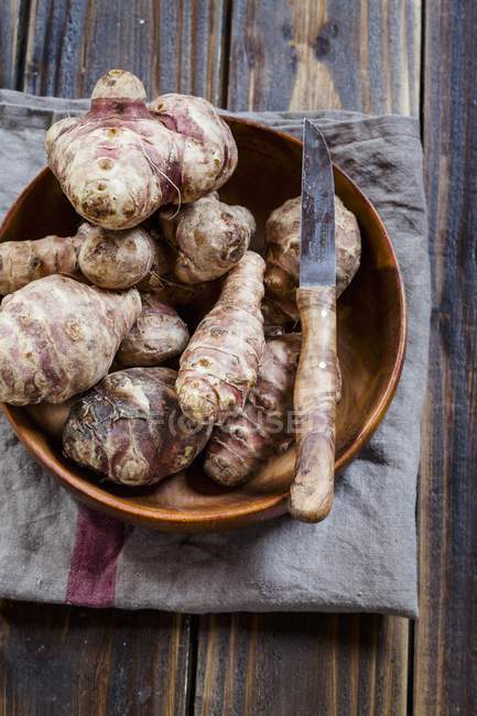 Jerusalem artichokes in bowl — Stock Photo