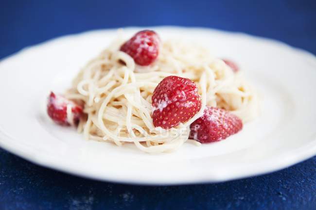 Спагетти с клубникой — стоковое фото
