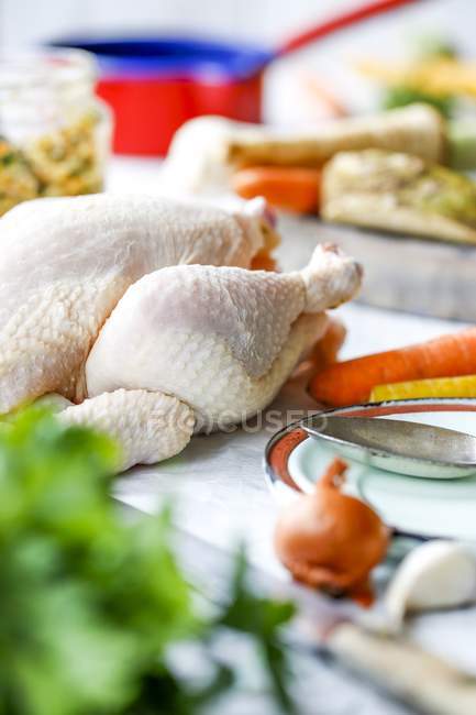 Ingrédients crus pour poulet au poivre sur la table — Photo de stock