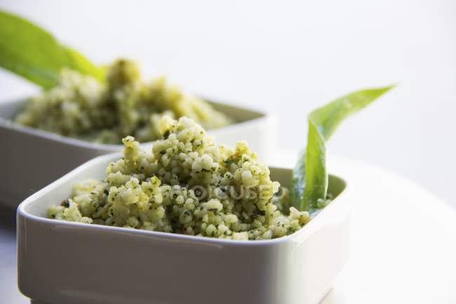 Insalata di quinoa con erbe in ciotole bianche — Foto stock