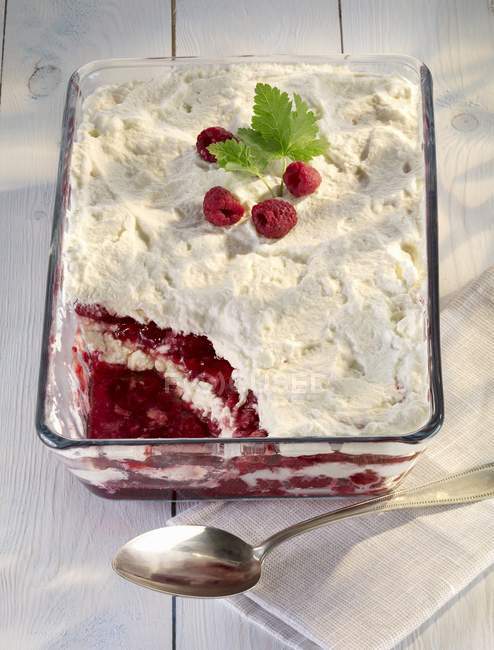 Raspberry and cream meringue cake — Stock Photo