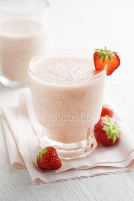 Strawberry and banana smoothies — Stock Photo