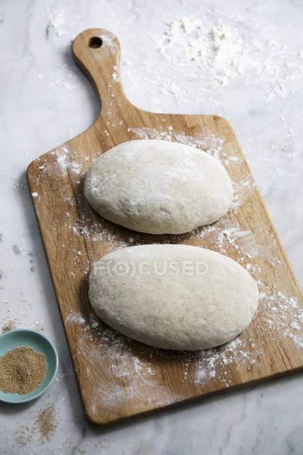 Неспечений хліб на дошці — стокове фото