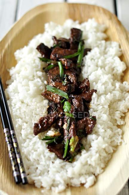 Carne de res con cebolla sobre arroz - foto de stock