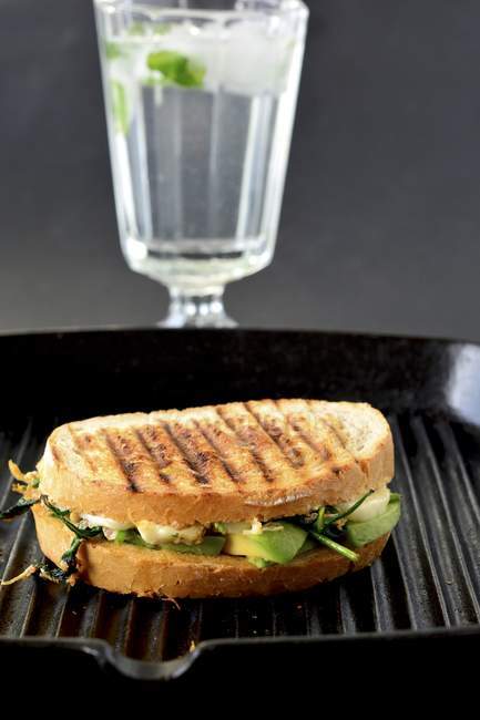 Panino tostato con avocado — Foto stock