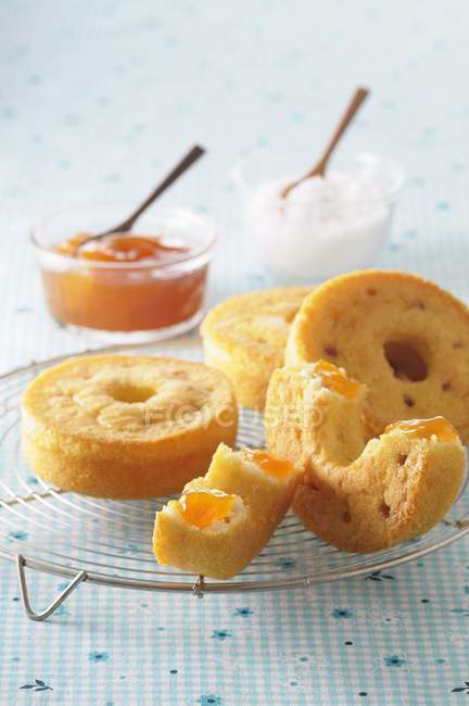 Cakes filled with apricots jam — Stock Photo
