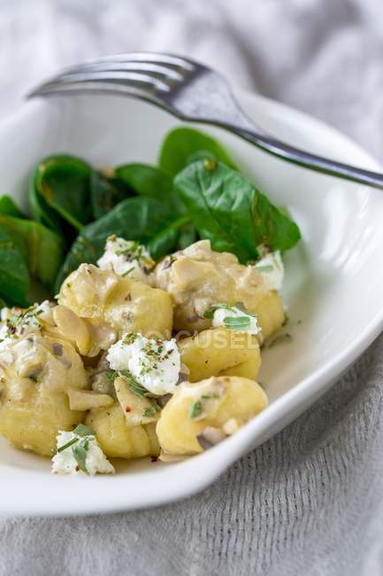 Gnocchi with baby spinach — Stock Photo