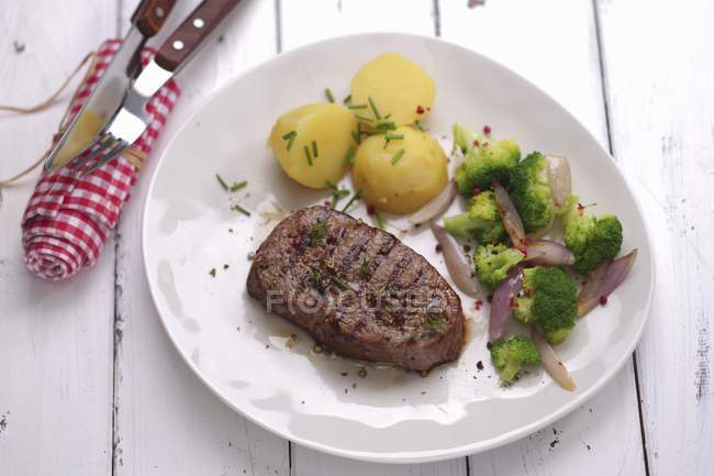 Bistecca di manzo con patate e broccoli — Foto stock