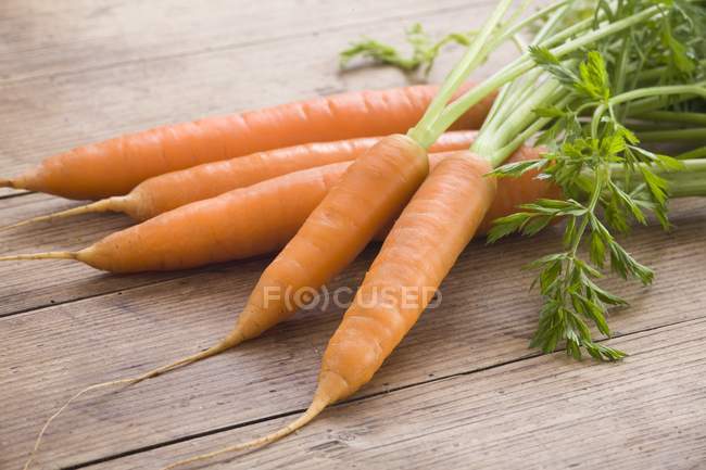 Сырая свежая морковь — стоковое фото