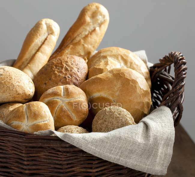 Rollos de pan surtidos - foto de stock