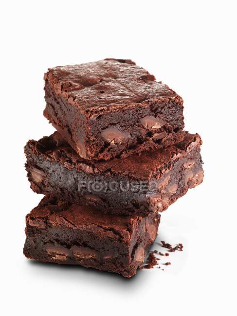 Pila de brownies de chocolate con bayas - foto de stock