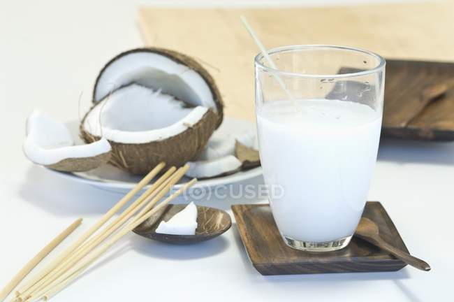 Vaso de leche de coco - foto de stock