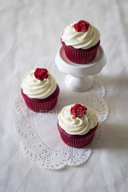 Rote Samt-Cupcakes — Stockfoto