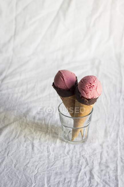 Yogur helado de fresa - foto de stock