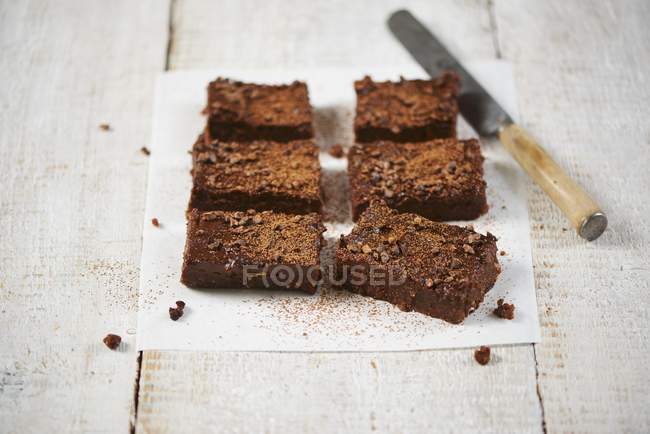Brownies de chocolate fresco que sirven - foto de stock