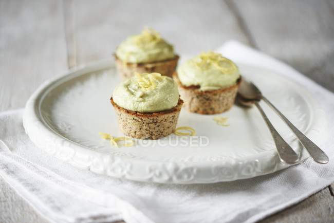 Poppyseed and lemon cupcakes — Stock Photo