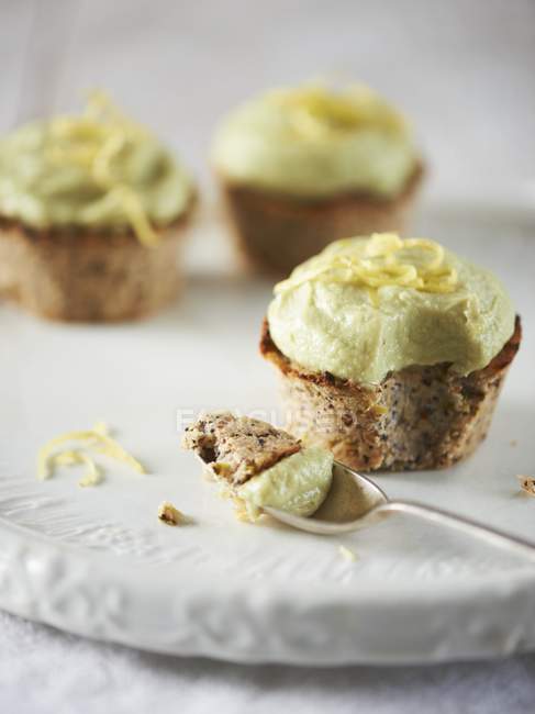 Poppyseed and lemon cupcakes — Stock Photo