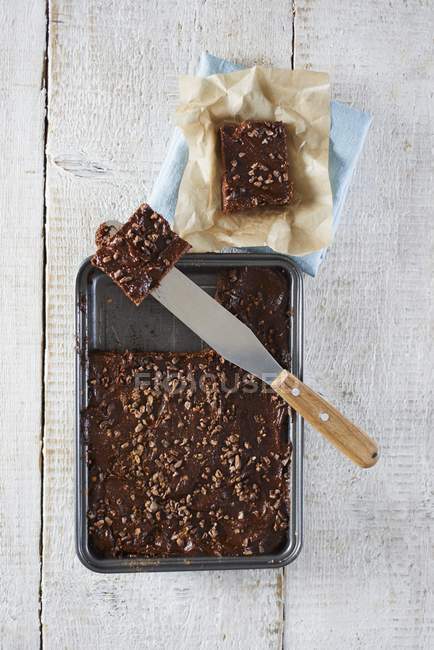 Brownies de chocolate fresco que sirven - foto de stock