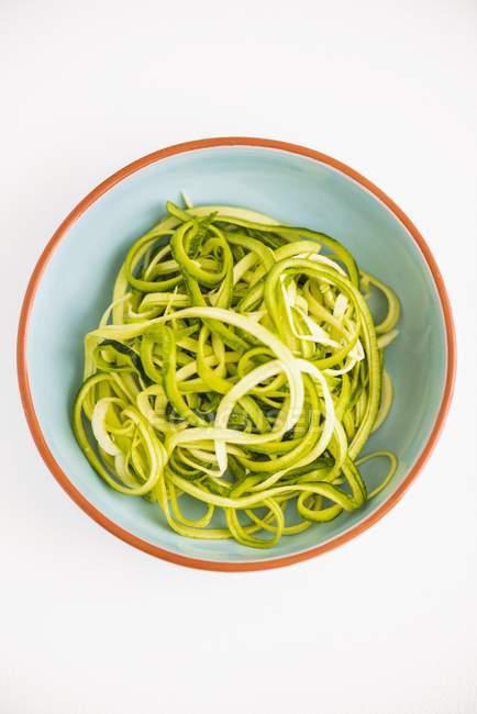 Bowl of courgette pasta — Stock Photo