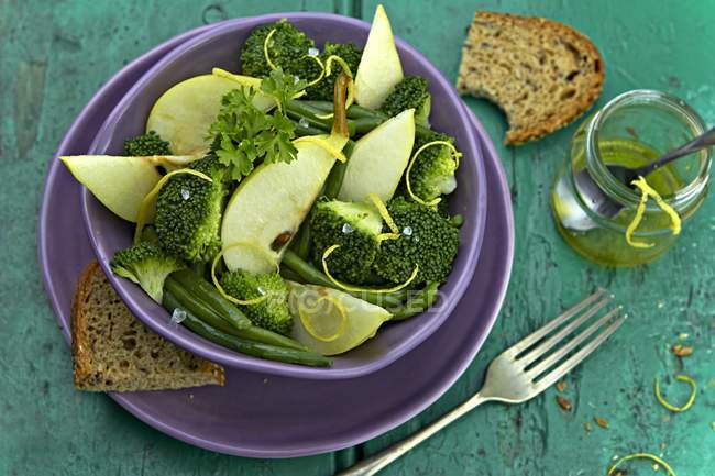 Salada de brócolis com peras e vinagrete de limão — Fotografia de Stock