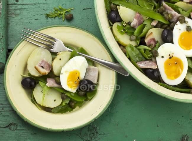 Салаты Nioise с оливками и яйцами — стоковое фото
