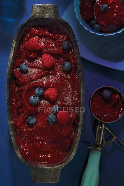 Berry sorbet with fresh berries — Stock Photo