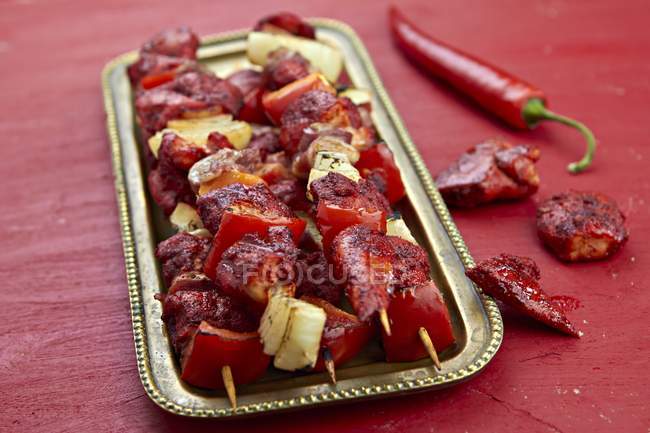 Pork, pepper and onion skewers — Stock Photo