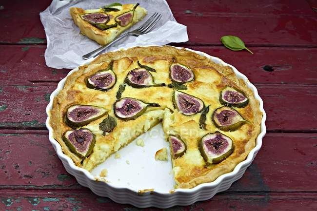 Fig tart with basil — Stock Photo