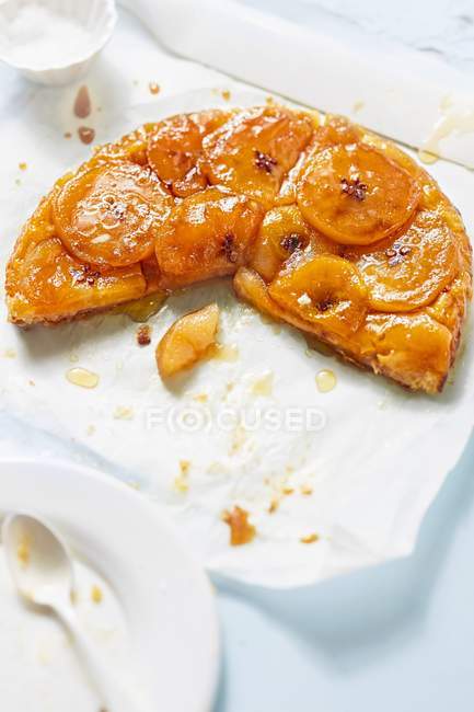 Полусъеденный абрикосовый пирог — стоковое фото