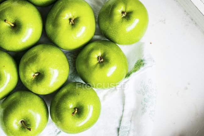 Зелені яблука на серветці — стокове фото