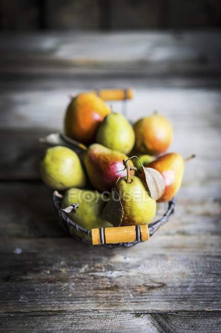 Осінні груші в дротяному кошику — стокове фото
