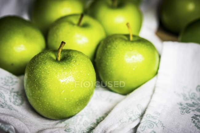 Lavado maçãs verdes — Fotografia de Stock