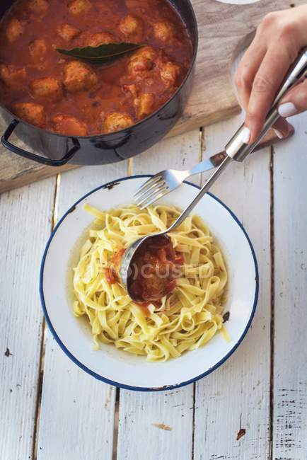 Tagliatelle mit Falafel-Bällchen in Tomatensauce — Stockfoto
