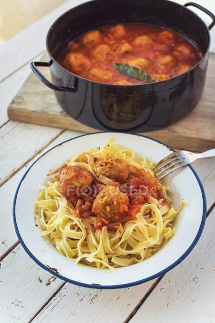 Tagliatelle mit Falafel-Bällchen in Tomatensauce — Stockfoto