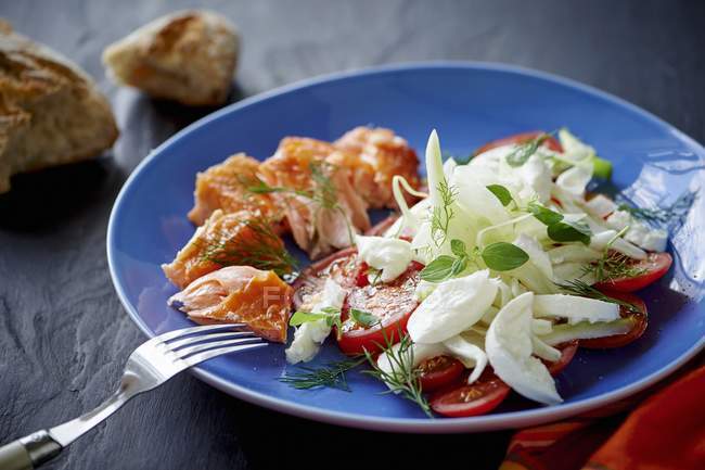 Салат из помидоров и фенхеля с лососем — стоковое фото