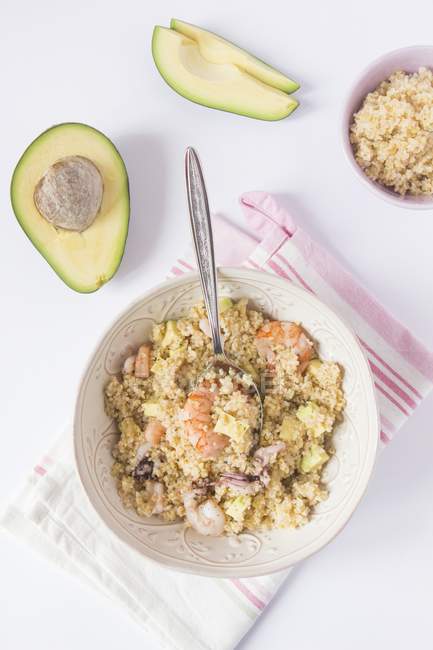 Salada de trigo bulgur com camarão e abacate — Fotografia de Stock