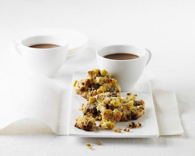 Müsli beißt Kekse und Tassen Kaffee — Stockfoto