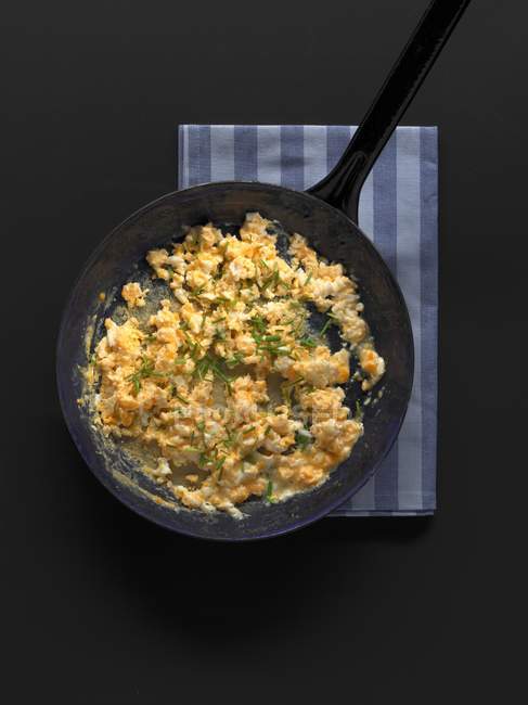 Куряче яйце на сковороді — стокове фото